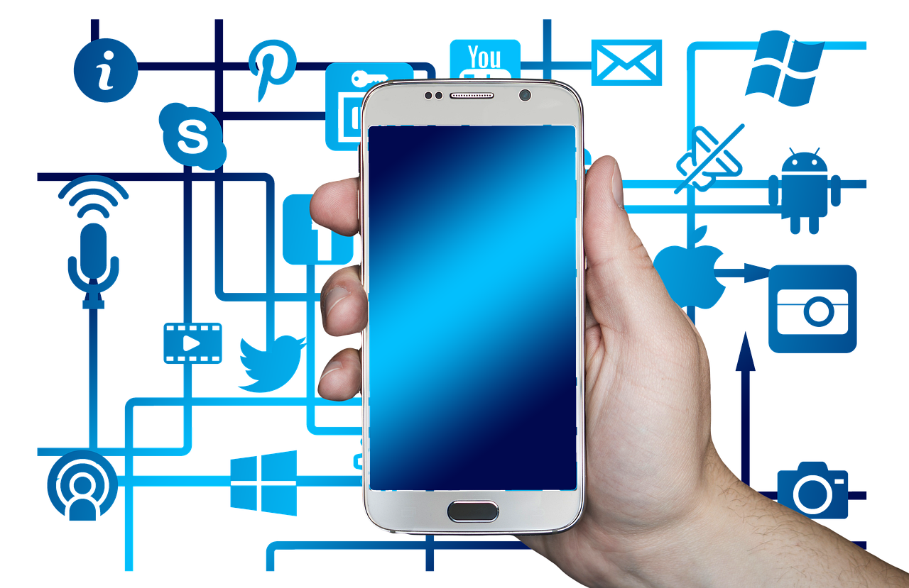 SNSでつながっているスマートフォン